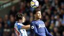 Gelandang Tottenham Hotspur, Dele Alli, duel udara dengan bek Huddersfield Town, Christopher Schindler, pada laga Premier League di Stadion The John Smith, Sabtu (30/9/2017). Tottenham Hotspur menang 4-0 atas Huddersfield Town. (AP/Nigel French)
