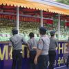 Polisi Myanmar memeriksa narkotika ilegal yang disita ditampilkan sebelum dimusnahkan di pinggiran Yangon, Myanmar, Minggu (26/6/2022). Pemusnahan narkotika tersebut untuk menandai Hari Internasional Menentang Penyalahgunaan Narkoba dan Perdagangan Gelap. (AP Photo/Thein Zaw)