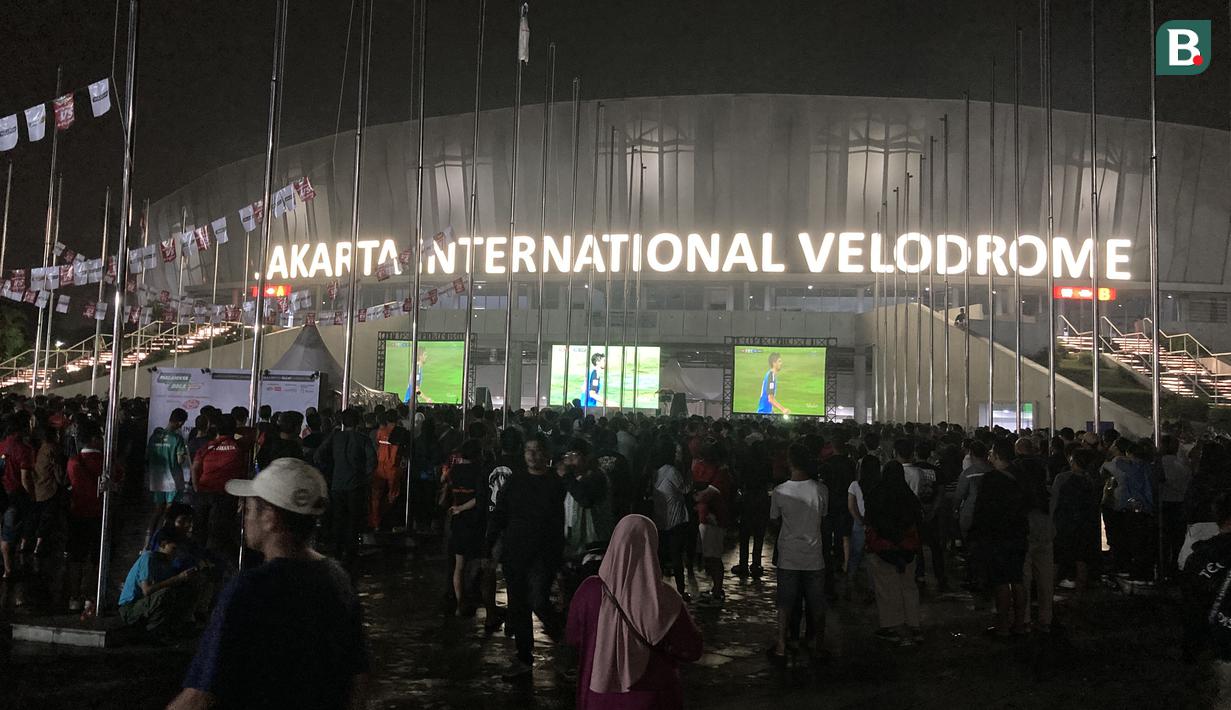 Ribuan suporter Timnas Indonesia memadati area Jakarta International Velodrome, Rawamangun, Jakarta Timur, Selasa (11/6/2024) mengikuti acara nonton bersama laga kualifikasi Piala Dunia 2026 antara Timnas Indonesia menghadapi Filipina dalam rangkaian acara MALAMNYA BOLA 2024. (Bola.com/Arief Bagus)