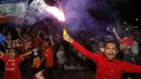 Jakmania merayakan gol gelandang Persija, Ramdani Lestaluhu, ke gawang Persib saat nobar di Kalideres, Jakarta, Sabtu (22/7/2017). Dilarang datang ke GBLA membuat Jakmania menggelar nobar di beberapa titik ibu kota. (Bola.com/M Iqbal Ichsan)