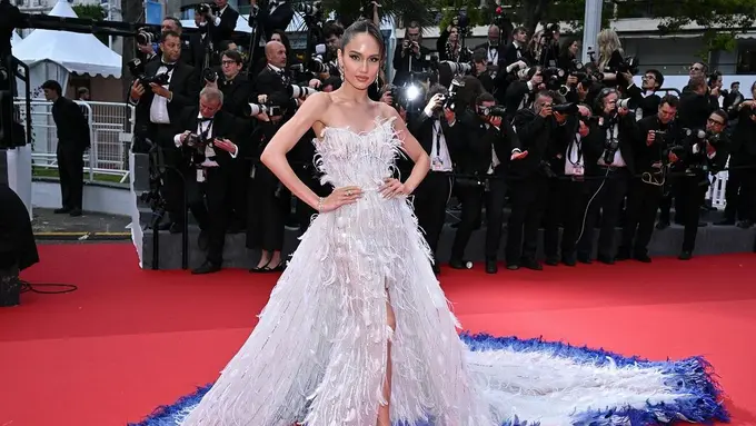 Cinta Laura Membuat Tampilan Goddess Vibes dalam Gaun Terinspirasi Burung Jalak Bali di Festival Film Cannes ke-77