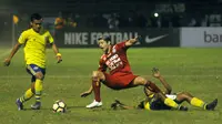 Gelandang Arema, Esteban Vizcarra, mendapat pengawalan dari dua pemain Persegres Gresik United di Stadion Petrokimia, Gresik, Rabu (12/7/2017). (Bola.com/Iwan Setiawan)