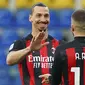 Striker AC Milan, Ante Rebic (kanan) bersama Zlatan Ibrahimovic merayakan gol pertama AC Milan yang dicetaknya ke gawang Parma dalam laga lanjutan Liga Italia 2020/2021 pekan ke-30 di Ennio-Tardini Stadium, Parma, Sabtu (10/4/2021). AC Milan menang 3-1 atas Parma. (LaPresse via AP/Spada)