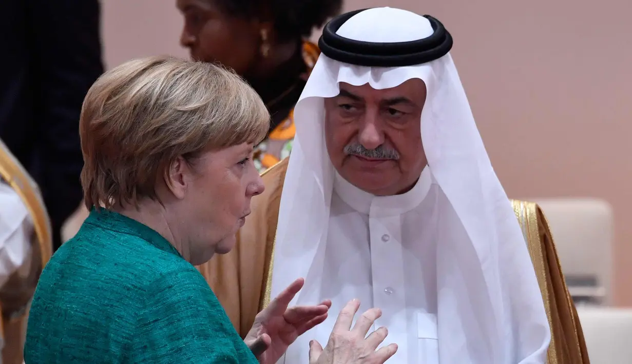 Ibrahim Abdulaziz Al-Assaf berbincang dengan Kanselir Jerman Angela Merkel di KTT G20 di Hamburg, Jerman pada 8 Juli 2017. Mantan Menteri Keuangan ini ditangkap Komite Anti-Korupsi Saudi atas dugaan terkait kasus korupsi.( AFP Photo/John Macdougall)