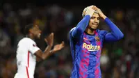 Reaksi bek Barcelona Ronald Araujo setelah kehilangan peluang mencetak gol ke gawang Eintracht Frankfurt pada leg 2 perempat final Liga Europa di Camp Nou, Jumat (15/4/2022). Barcelona harus terhenti di babak perempat final setelah kalah 2-3 dari Eintracht Frankfurt. (AP Photo/Joan Monfort)