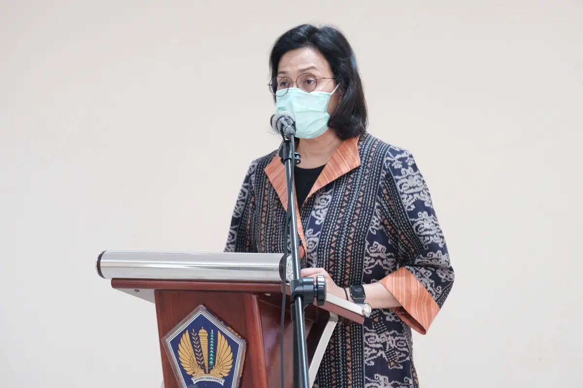 Menkeu Sri Mulyani melantik 2 pejabat di lingkungan Kementerian Keuangan. Dalam pelantikan ini Sri Mulyani menggunakan masker dan tetap menjaga jarak. (Dok Kemenkeu)