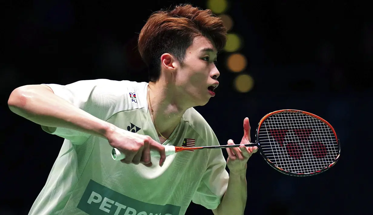 Pebulu tangkis Malaysia, Ng Tze Yong bersiap menerima service dari lawannya, pebulu tangkis Denmark, Viktor Axelsen pada laga babak 16 besar tunggal putra All England 2023 di Utilita Arena, Birmingham, Inggris, Kamis (16/3/2023). Ng Tze Yong menang rubber game, 21-15, 9-21 dan 23-21. (PA via AP Photo/Zac Goodwin)