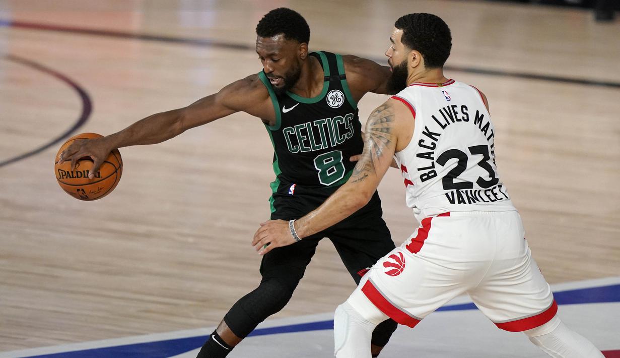 Pebasket Boston Celtics, Kemba Walker, berebut bola dengan pebasket Toronto Raptors, Fred VanVleet, pada semifinal playoff Wilayah Timur NBA, Rabu (2/9/2020). Celtics menang dengan skor 102-99. (AP Photo/Mark J. Terrill)