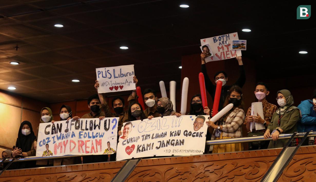 <p>Fans Mesut Ozil saat jumpa pers di Kemenparekraf, Jakarta Pusat, Rabu (25/05/2022). (Bola.com/Bagaskara Lazuardi)</p>