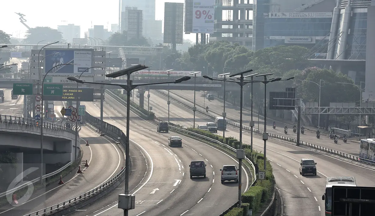 Sejumlah kendaraan melintasi Jalan Gatot Subroto dan tol dalam kota di Jakarta, Senin (8/2). Suasana di sejumlah jalan protokol di Jakarta terlihat lengang dikarenakan hari libur Tahun Baru Imlek 2567. (Liputan6.com/Faizal Fanani)