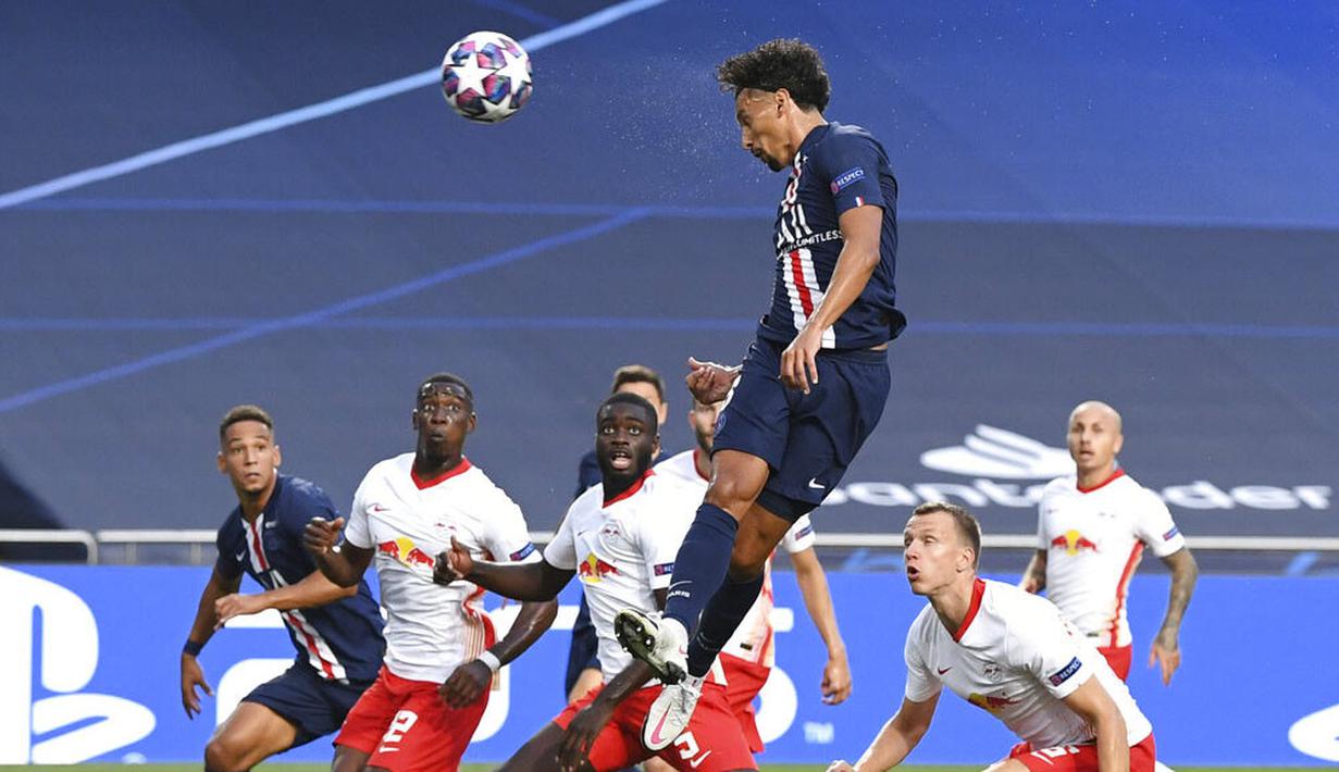 Pemain Paris Saint-Germain (PSG), Marquinhos, mencetak gol ke gawang RB Leipzig pada laga semifinal Liga Champions di Stadion The Luz, Rabu (19/8/2020). PSG menang dengan skor 3-0. (David Ramos/Pool via AP)