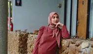 Tampil serba merah, Irish Bella memadukan sweater warna merah gelap dengan celana panjang dan hijab warna merah jambu. Lebih stylish! (Instagram/_irishbella_).