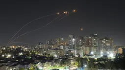 Gerilyawan Palestina menembakkan ratusan roket dari Jalur Gaza ke Israel pada hari Rabu. (AP Photo/Fatima Shbair)