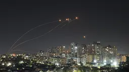 Gerilyawan Palestina menembakkan ratusan roket dari Jalur Gaza ke Israel pada hari Rabu. (AP Photo/Fatima Shbair)