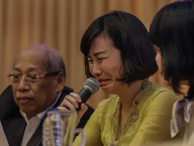 Veronica Tan, menangis membacakan surat yang ditulis tangan Basuki Tjahaja Purnama (Ahok), pada konferensi pers di Jakarta, Selasa (23/5). Surat itu menjelaskan alasan Ahok mencabut upaya banding atas vonis dua tahun penjara. (Liputan6.com/Faizal Fanani)