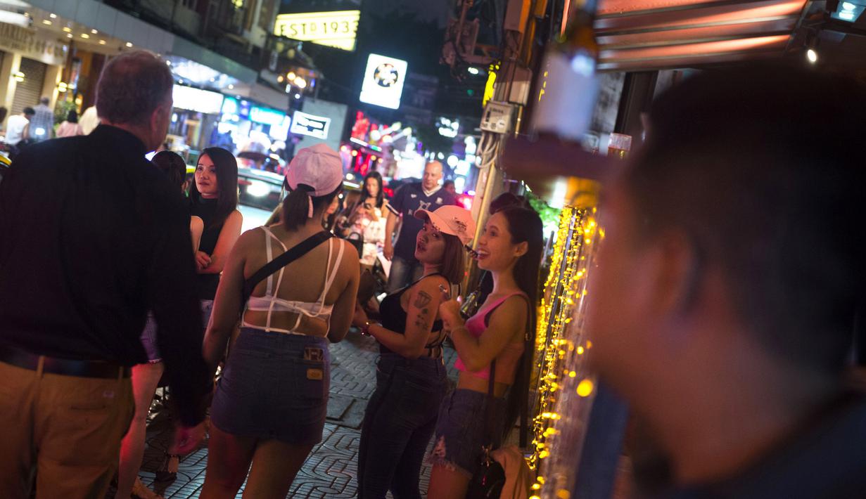 Foto pada 11 Oktober 2018 menunjukkan para wanita yang menyapa turis asing di Nana Red Light Distrik, Bangkok, Thailand. Nana Red Light District memang dikenal sebagai kawasan hiburan malam terbesar di Bangkok. (Romeo GACAD / AFP)