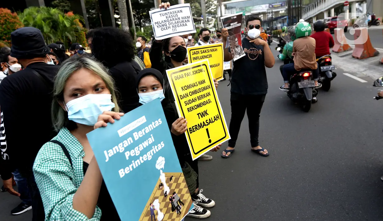 Aktivis melakukan aksi damai kantor darurat pemberantasan korupsi di depan Gedung Anti Corruption Learning Center (ACLC), Jakarta, Selasa (28/9/2021). Sebelumnya dikabarkan, 57 pegawai KPK yang tidak lulus TWK akan dipecat dengan hormat pada 30 September 2021. (Liputan6.com/Helmi Fithriansyah)