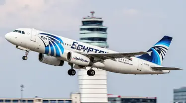 Penerbangan EgyptAir dilaporkan hilang antara Paris dan Kairo, Kamis (19/5). Pesawat Airbus A320 dengan 66 orang di dalamnya itu hilang dari radar pada pukul 02:30 waktu Kairo (00:30 GMT). (Reuters/ Thomas Ranner)