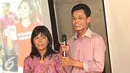 Pembuat televisi Kusrin didampingi istrinya menyampaikan kata sambutan saat Launching Iklan Terbaru Kuku Bima Energi di Jakarta, Jumat (5/2). Sido Muncul meluncurkan iklan terbaru Kuku Bima Energi versi 'Kusrin'. (Liputan6.com/Immanuel Antonius)