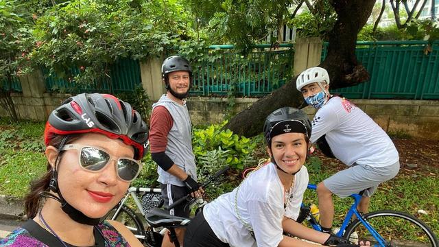 Suka Olahraga Bareng, Ini 7 Potret Nadila Ernesta dan Eno Netral Saat Bersepeda
