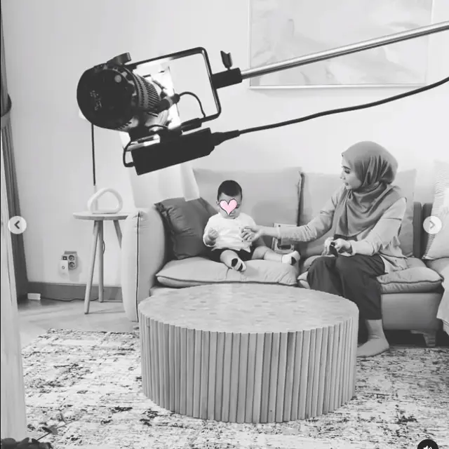 Anak Belum Genap 1 Tahun, Ini 6 Momen Zaskia Sungkar Syuting Iklan Bareng Ukkasya