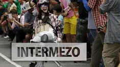 Ratusan penonton berteriak memberikan dukungan pada rekannya yang ikut balapan kursi kantor 
