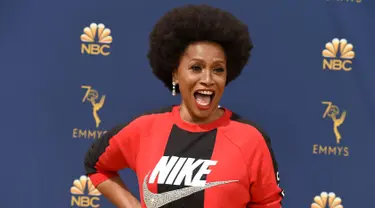 Aktris Jenifer Lewis menghadiri karpet merah ajang penghargaan insan pertelevisian dunia Emmy Awards 2018 di Teater Microsoft, Los Angeles, Senin (17/9). Jenifer tampil agak nyeleneh memakai sweater dari brand Nike. (Jordan Strauss/Invision/AP)