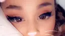 Dalam video, babi kecilnya beristirahat di dada Ariana Grande. (instagram/arianagrande)