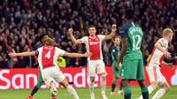 Kapten Ajax Amsterdam, Matthijs de Ligt (kiri), menyumbang satu gol saat timnya takluk 2-3 dari Tottenham Hotspur pada leg kedua semifinal di Johan Cruyff Arena, Kamis (9/5/2019). (AFP/Adrian Dennis)