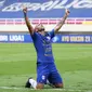 Pemain PSIS Semarang, Bruno Silva melakukan selebrasi usai mencetak gol pertama timnya ke gawang Persikabo 1973 dalam laga pekan ke-12 BRI Liga 1 2021/2022 di Stadion Manahan, Solo, Kamis (18/11/2021). (Bola.com/Bagaskara Lazuardi)