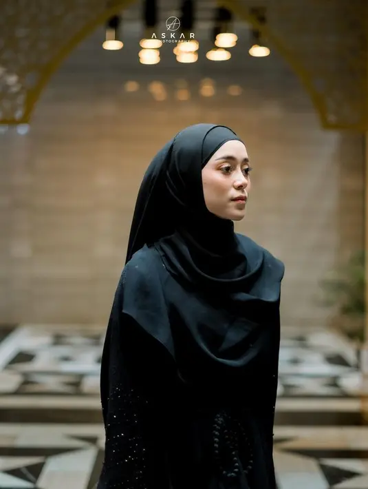 Tampil dengan gamis dan kerudung syari warna hitam. Lesty Kejora memilih outfit dengan detail rhinestone yang sparkling. [@lestykejora]