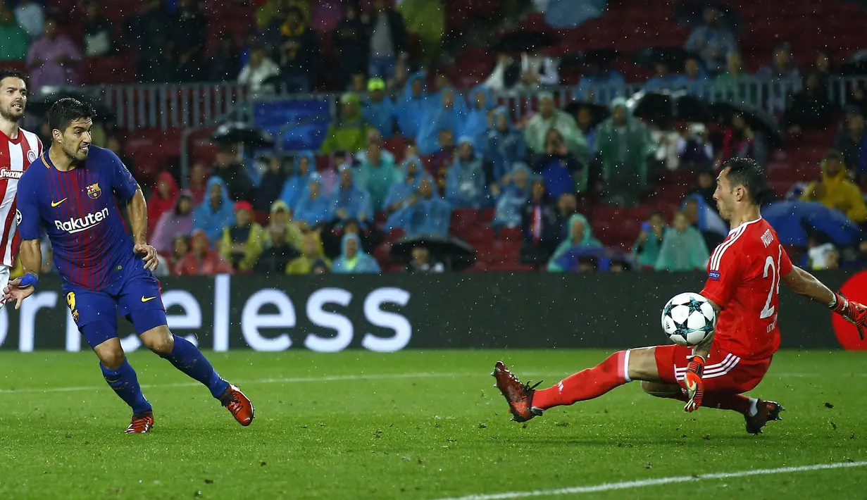 Striker Barcelona, Luis Suarez, melepaskan tendangan saat melawan Olympiakos pada laga Liga Champions di Stadion Camp Nou, Kamis (19/10/2017). Barcelona menang 3-1 atas Olympiakos. (AP/Manu Fernandez)