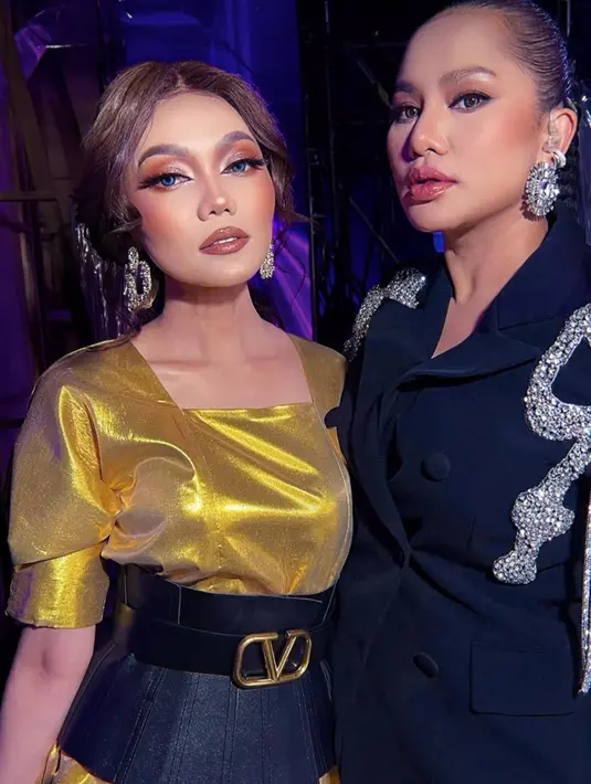 Rina Nose pun terlihat senang dengan hasil makeupnya kala itu [instagram/rinanose16]