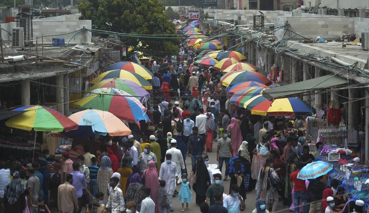 Orang-orang memadati Pasar Baru Dhaka untuk berbelanja menjelang Idul Fitri di Dhaka, Bangladesh, Rabu (12/5/2021). Umat Islam di dunia mulai sibuk mempersiapkan diri menyambut hari kemenangan setelah sebulan menjalankan ibadah puasa Ramadhan. (Munir Uz zaman / AFP)