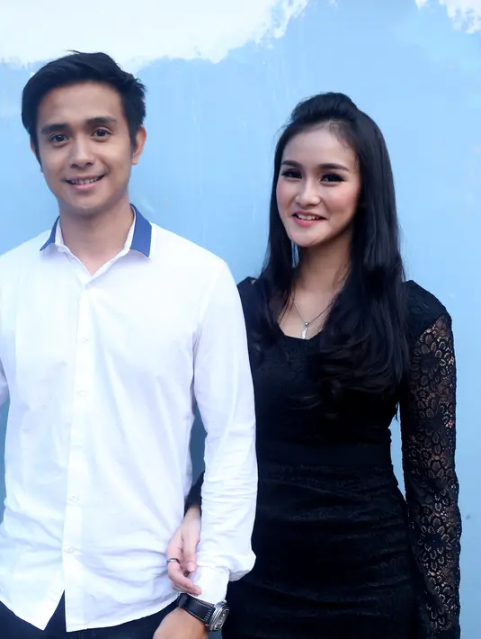 Bagi Ajun Perwira, Isel adalah wanita idaman setiap pria. Keduanya pun tertangkap saling melempar pujian di mana hal tersebut menjadi pemandangan indah ketika dua sejoli sedang dimabuk asmara. (Andy Masela/Bintang.com)