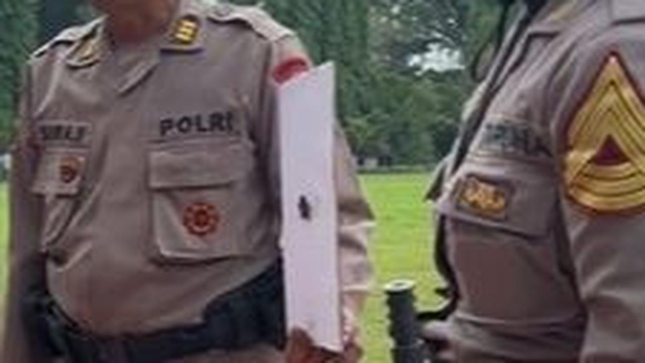 "Luar biasa taruni Akpol menembak koin dari jarak 100 meter dari ketinggian," tulis keterangan video.