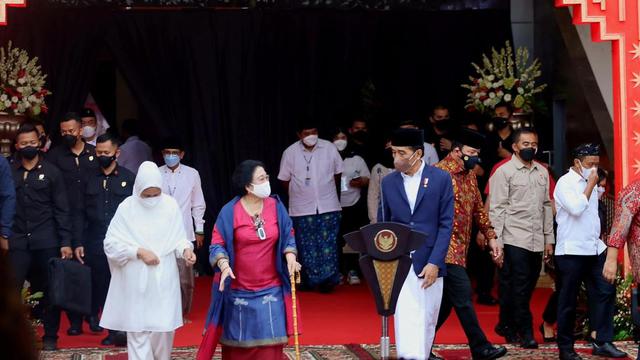 Presiden Jokowi dan Ibu Negara Iriana disambut Ketum PDIP Megawati Soekarnoputri saat menghadiri peresmian Masjid At-Taufiq di Kompleks Sekolah Partai PDIP, Lenteng Agung, Jakarta Selatan. (Liputan6.com/Radityo Priyasmoro)