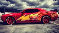 Dodge Challenger yang didandani menjadi Lightning McQueen (Autoevolution)