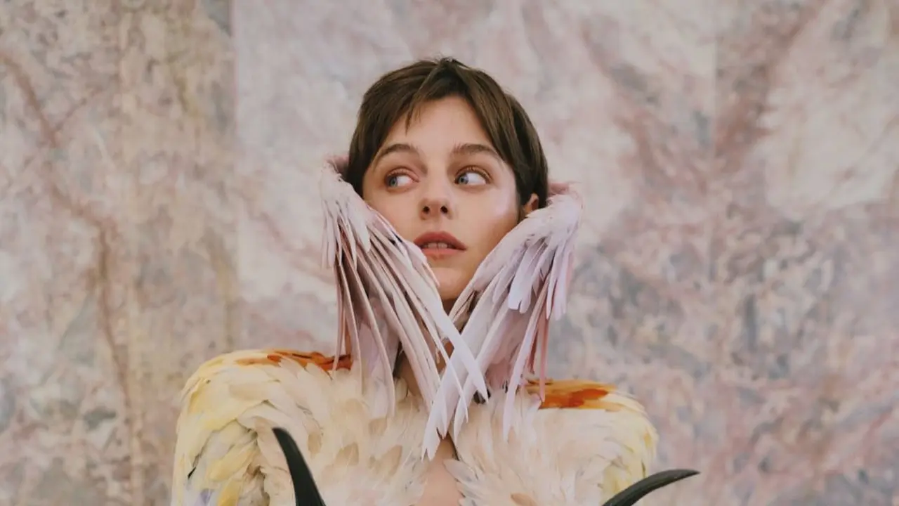 Emma Corrin Tampil Bak Burung Eksotis di Schiaparelli Couture 2026, Blazer Berbulu Warna-Warni Jadi Sorotan