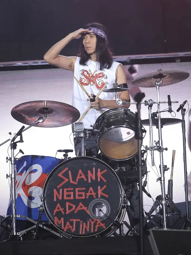 Bimbim bersama kawan-kawan tampil cemerlang dalam Konser HUT ke-35 Slank Indonesia Now di GBK, Minggu (23/12). (Bambang Eros/Fimela)