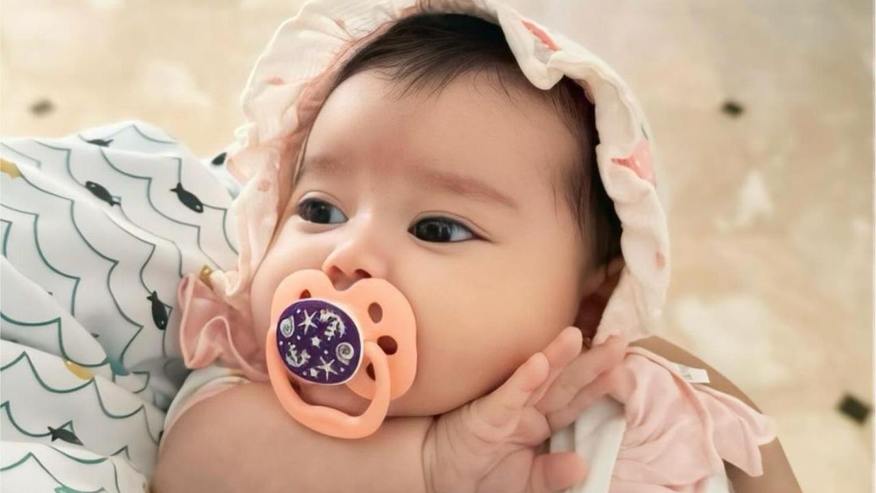 7 Potret Imut Baby Biel Anak Denny Sumargo, Disebut Fotokopian Mamanya
