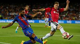 Gelandang Barcelona, Arda Turan, berusaha menahan laju bek Alaves, Raul Garcia. Pada laga ini Barca menggunakan formasi 4-3-3 sementara lawannya, Alaves, memakai skema 5-4-1. (Reuters/Albert Gea)
