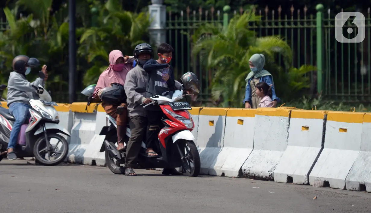 Warga berada di depan pagar Monumen Nasional (Monas), Jakarta, Sabtu (15/5/2021). Warga kecewa lantaran tempat wisata tersebut ditutup, padahal mereka datang untuk menikmati libur Idul Fitri 1442 Hijriah. (merdeka.com/Imam Buhori)