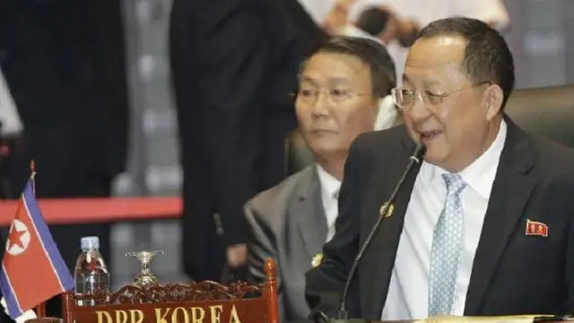 (depan) Menteri Luar Negeri Korea Utara Ri Yong-ho (AP)