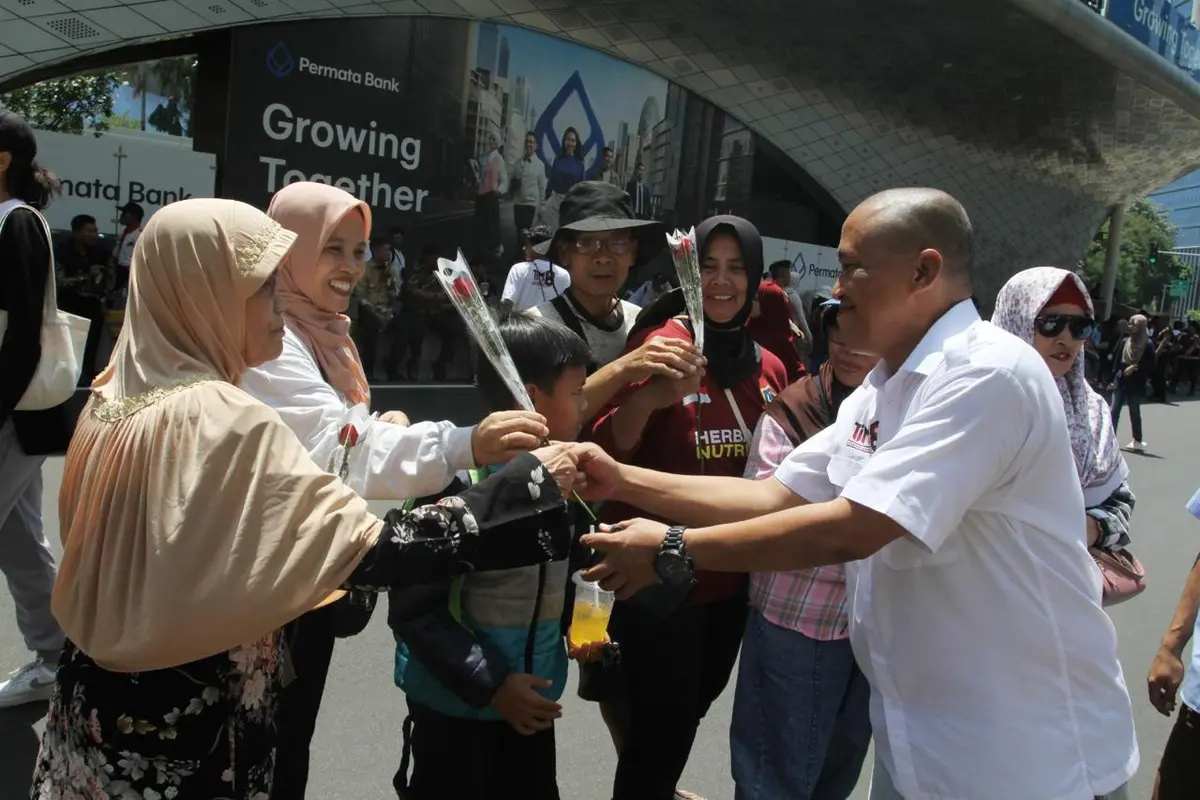 Relawan Tim 8 membagikan 888 kuntum bunga mawar demi memeriahkan momen dilantiknya Presiden dan Wakil Presiden terpilih, Prabowo Subianto-Gibran Rakabuming Raka di area panggung pesta rakyat, Bunderan HI, Jakarta Pusat, Minggu (20/10/2024) siang (Istimewa