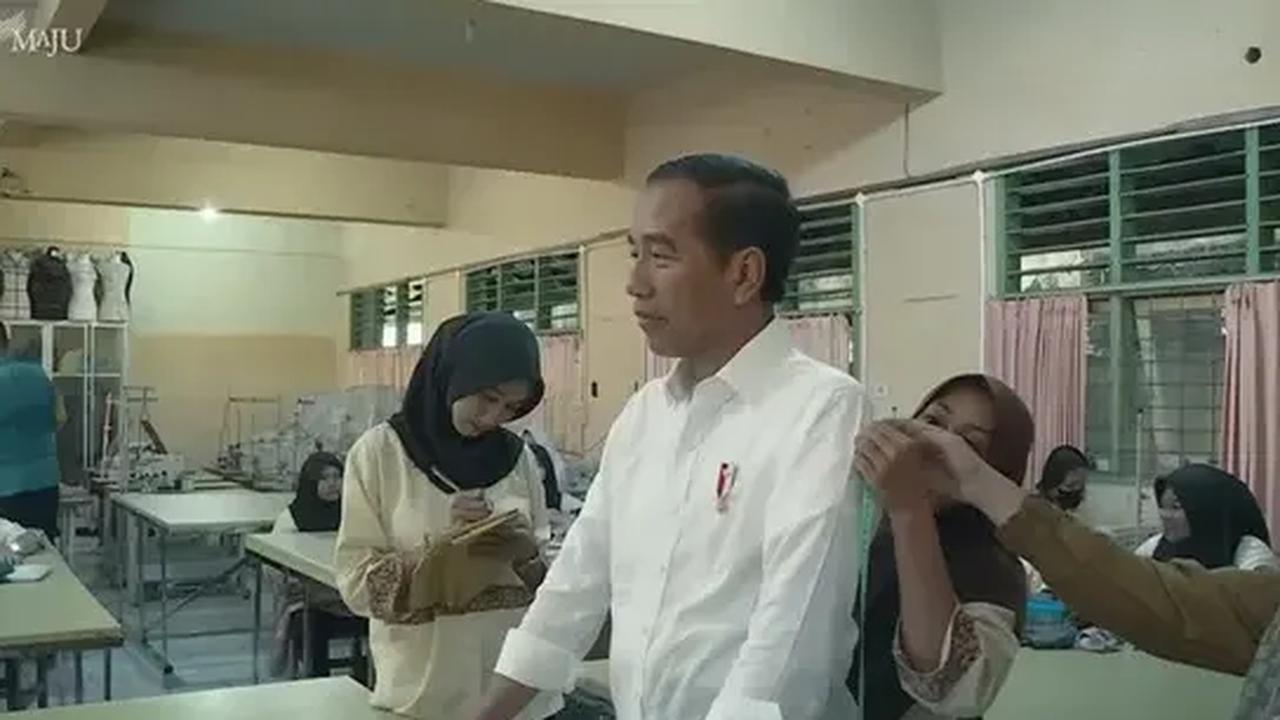 Presiden Joko Widodo atau Jokowi mengundang siswa SMKN 4 Jambi yang mengukur dan menjahit kemeja putihnya ke peringatan HUT ke-78 RI di Istana Merdeka Jakarta pada 17 Agustus 2023.