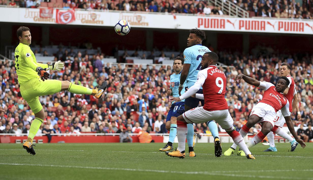 Proses terjadinya gol dari striker Arsenal, Danny Wellbeck, ke gawang Bournemouth pada laga Premier League di Stadion Emirates, London, Sabtu (9/9/2017). Arsenal menang 3-0 atas Bournemouth. (AP/John Walton)