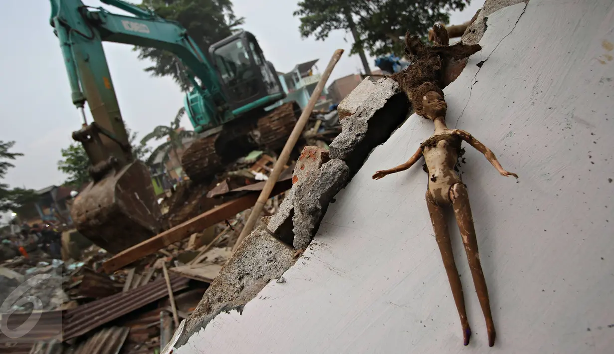 Sebuah boneka terlihat di salah satu bangunan yang dibongkar petugas di bantaran Sungai Ciliwung, Bukit Duri, Jakarta, Selasa (12/1). Pemprov DKI membongkar sejumlah bangunan terkait proyek normalisasi Sungai Ciliwung. (Liputan6.com/ Immanuel Antonius)