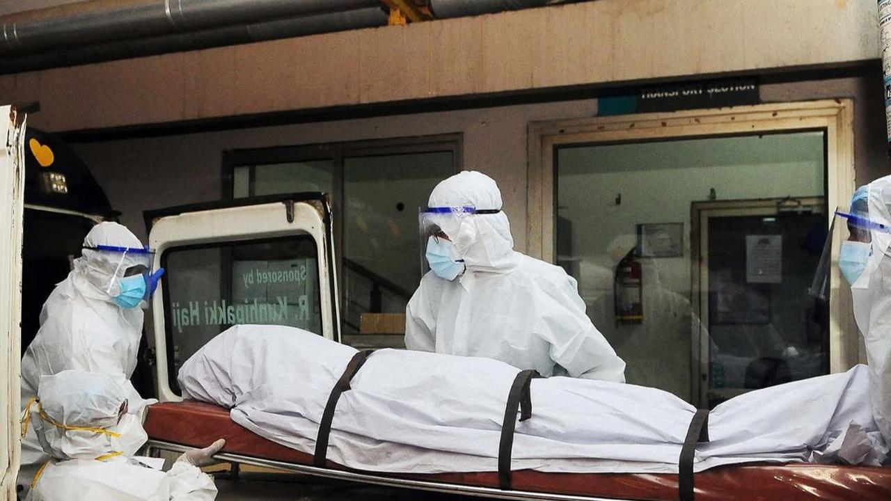 Foto yang diambil pada 12 September 2023 memperlihatkan petugas kesehatan dengan alat pelindung lengkap memindahkan jenazah seseorang yang meninggal karena terinfeksi virus Nipah di sebuah rumah sakit swasta di Kozhikode, Kerala, India.