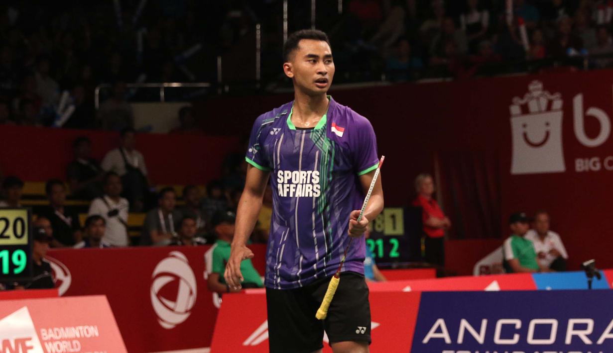 Setelah menang mudah di gim kedua, Tommy harus kalah tipis di gim terakhir. (Bola.com/Arief Bagus)